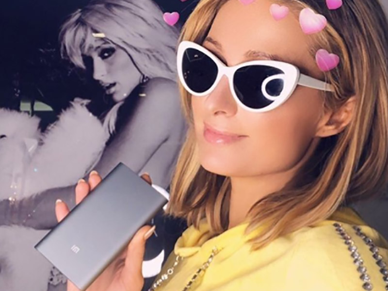 Paris Hilton e il suo Xiaomi Mi Power Bank